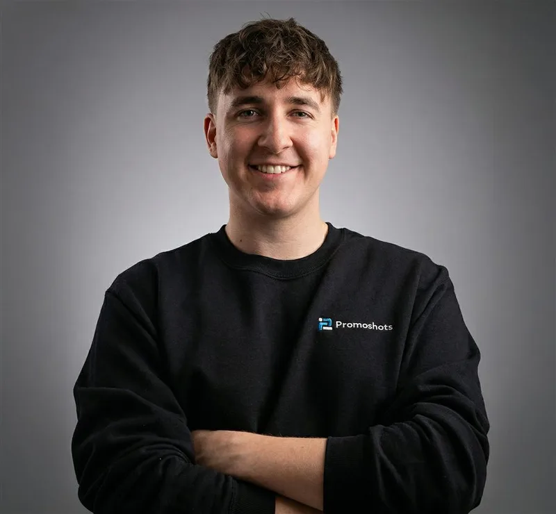 Moritz, Gründer von Promoshots; Foto mit KI bearbeitet