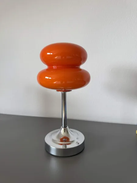 Echtes, unbearbeitetes Handyfoto derselben Tischlampe